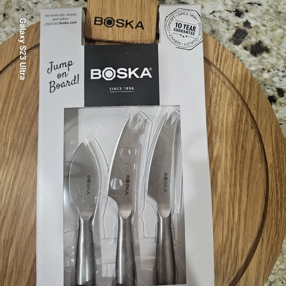 BOSKA CHEESE SET ROUND AMIGO CHEESEWEAR KNIFE AND CUTTING WOODEN BOARD